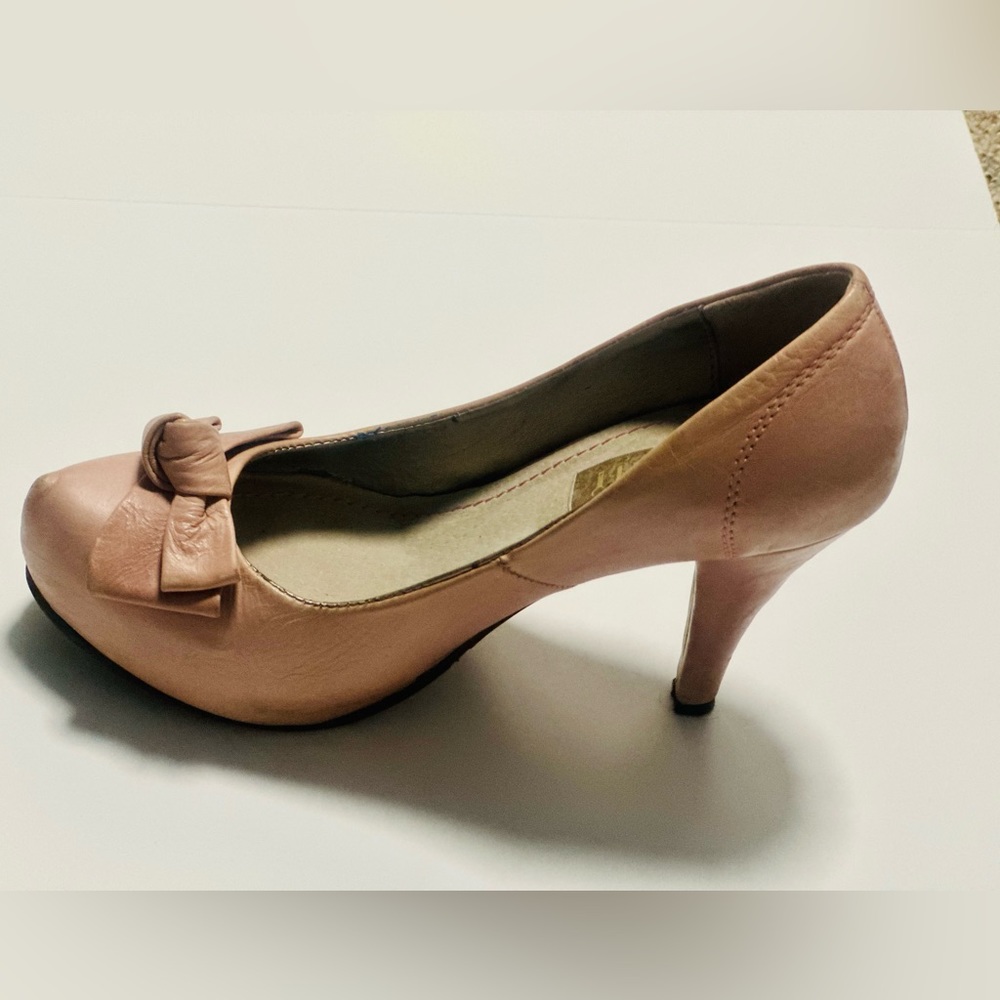 Pink brush vow shoes wear only twice! Made in Colombia.